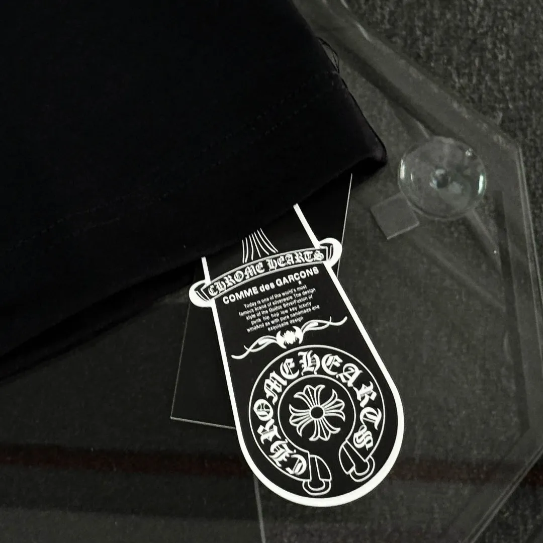 P180 🔥🔥🔥Chrome Hearts 25 high versions. The fabric is made of 300g high-density pure cotton. It does not deform or shrink. It has three labels. It is the same style for men and women. Technology: leather embroidery. Color: white black. SIZE: S-XL